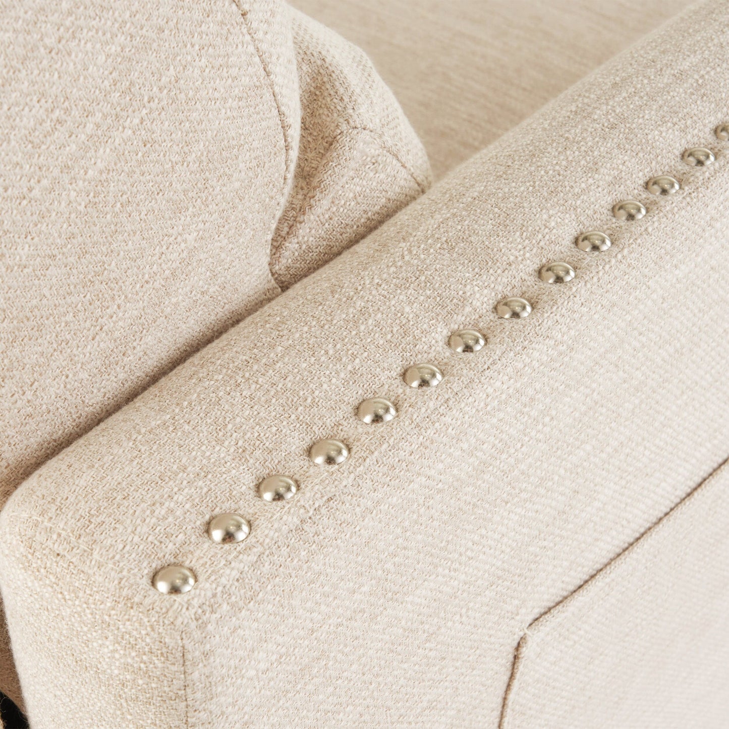 Fauteuil inclinable moderne en tissu avec repose-pieds, détails cloutés et pieds en bouleau