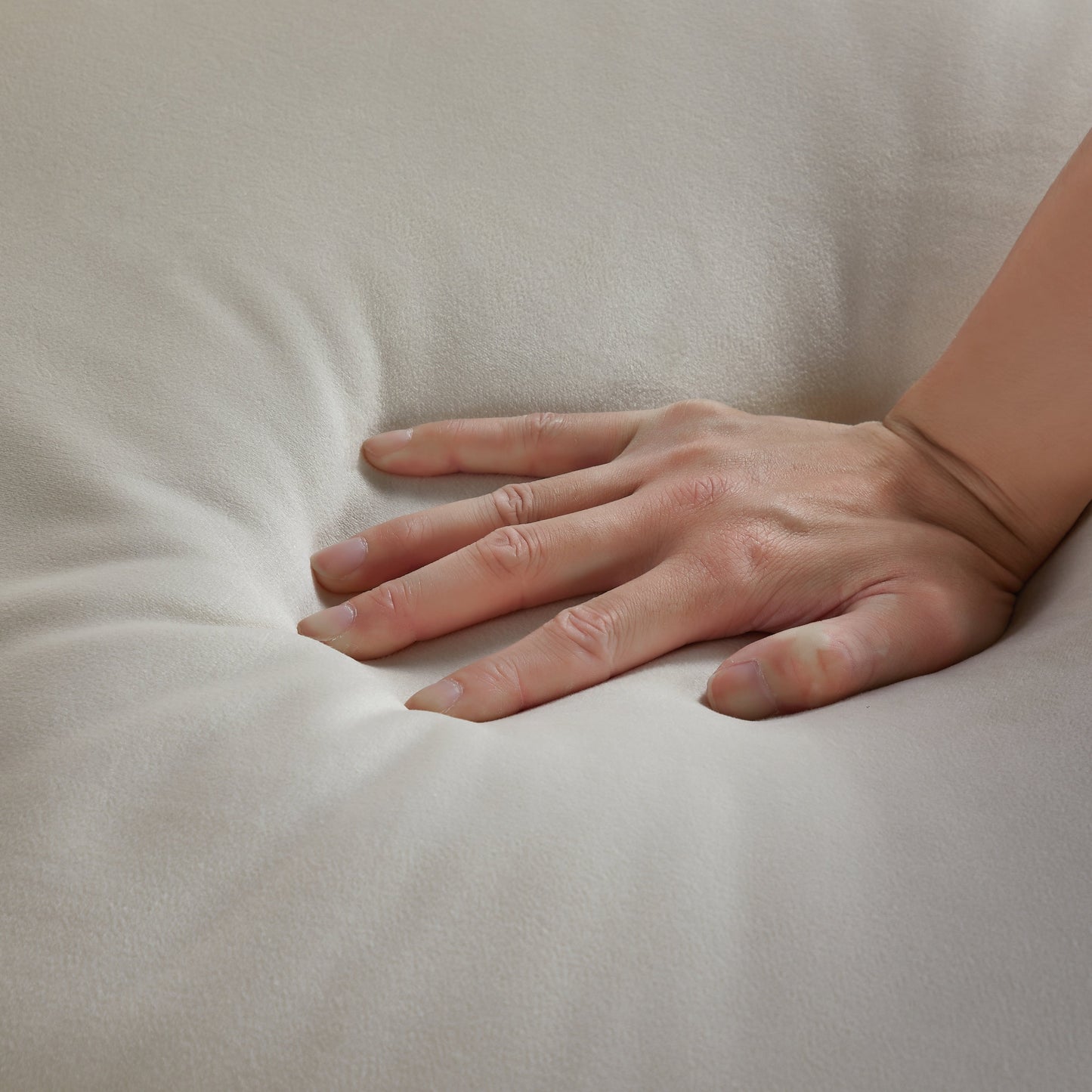 Canapé 3 places Chesterfield blanc capitonné 74,5 boutons avec têtes de clous et coussins pour le salon