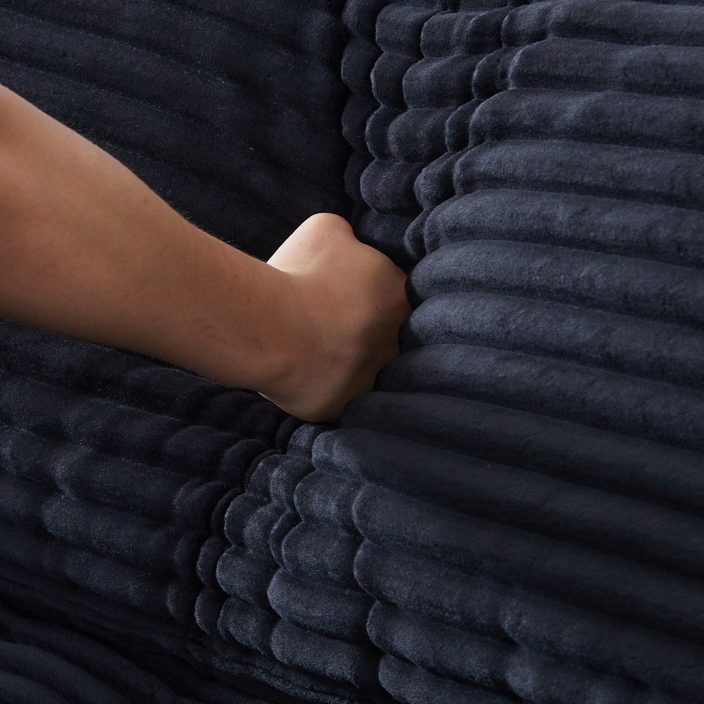 Canapé en velours côtelé noir de 112 pouces : deux coussins décoratifs, quatre dossiers, ouvrant un nouveau style pour l'espace décontracté du salon