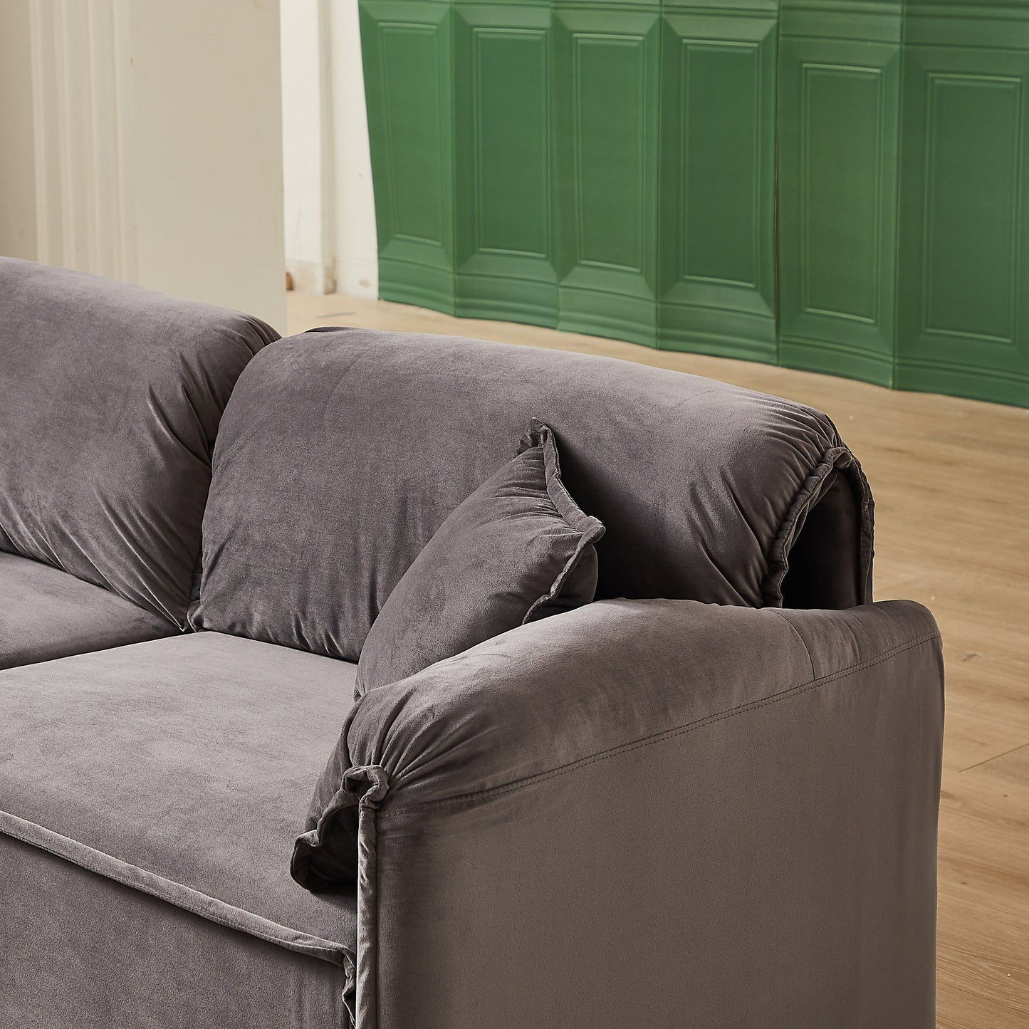 Canapé inclinable 3 places en velours avec 2 coussins, structure en bois massif et ressorts sinueux.