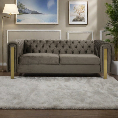 Canapé 3 places en velours 83,75 $ avec surpiqûres en losanges capitonnées, touches dorées et pieds en fer