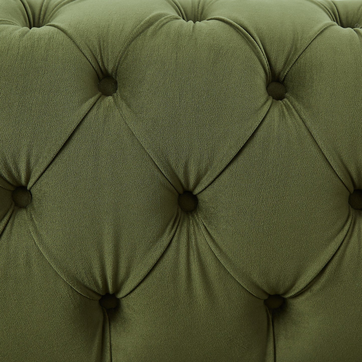 Canapé 3 places en velours 83,75 $ avec surpiqûres en losanges capitonnées, touches dorées et pieds en fer