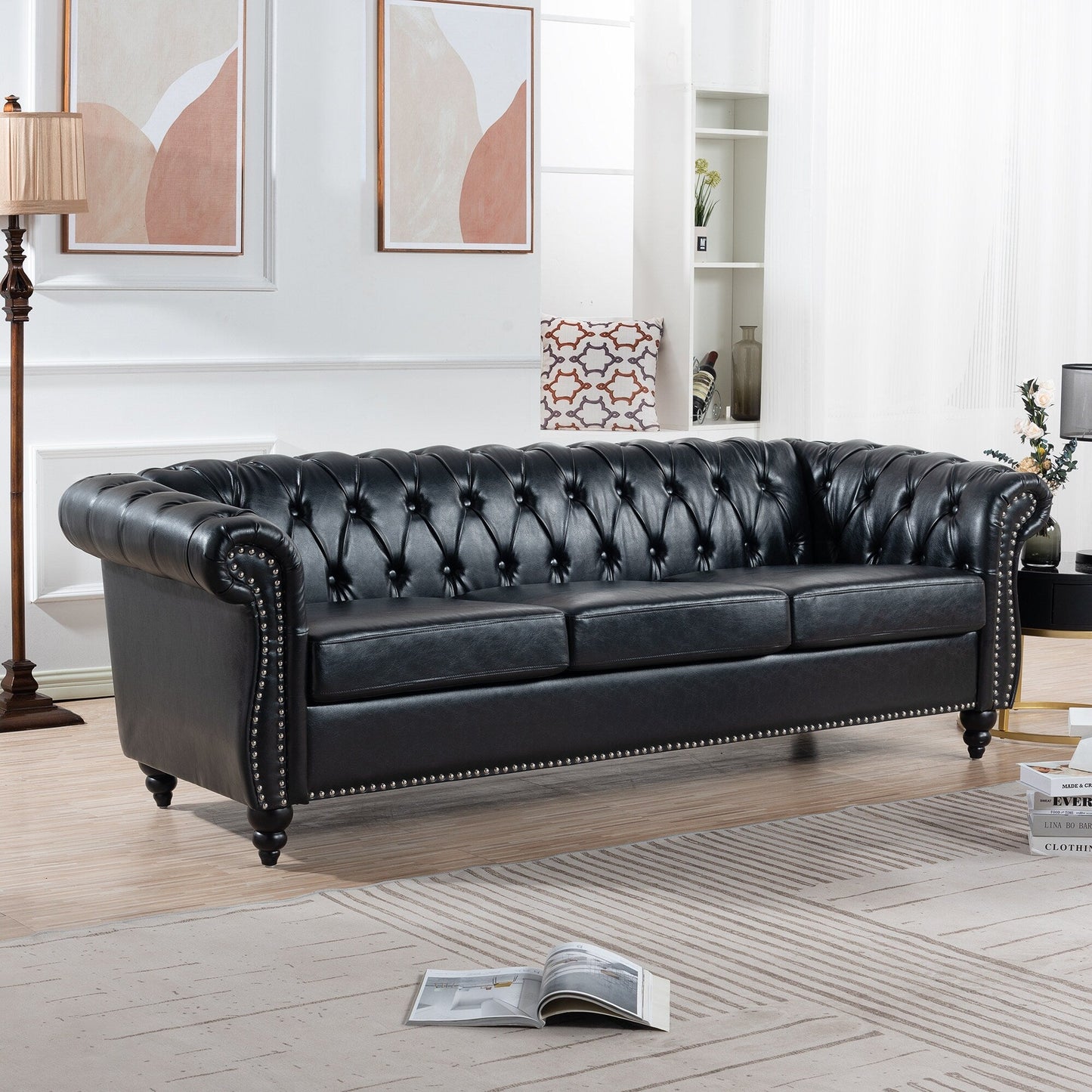 Canapé Chesterfield trois places en similicuir avec accoudoirs roulés