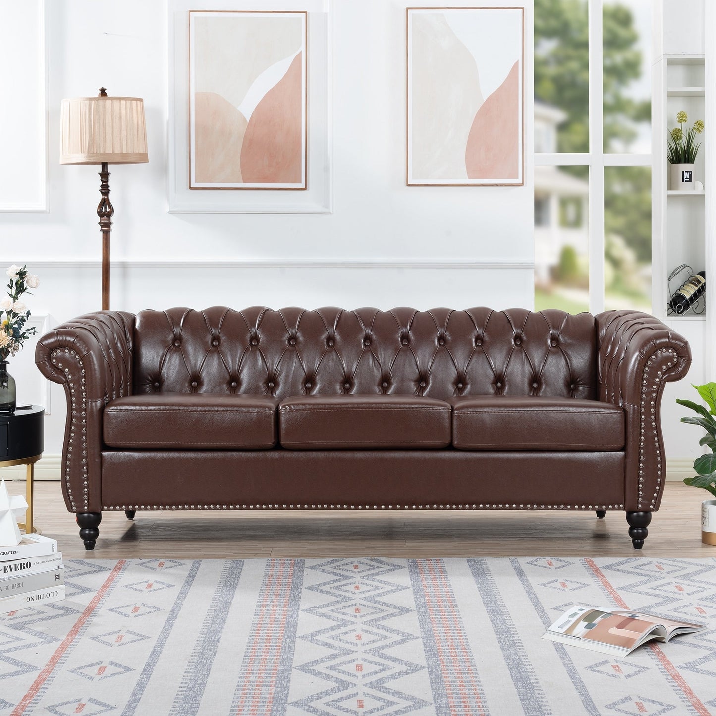 Canapé Chesterfield trois places en similicuir avec accoudoirs roulés