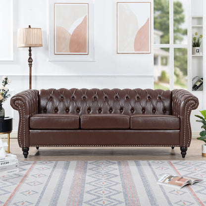Canapé Chesterfield trois places en similicuir avec accoudoirs roulés