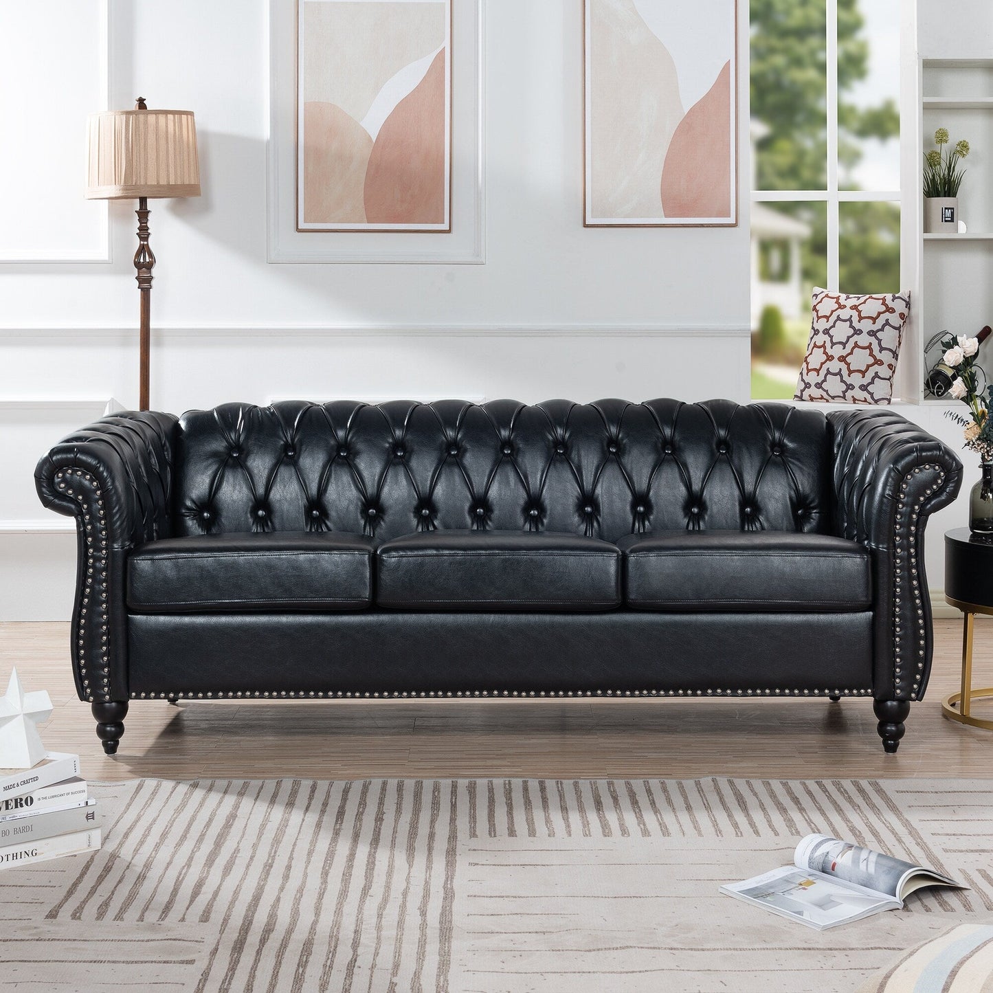 Canapé Chesterfield trois places en similicuir avec accoudoirs roulés