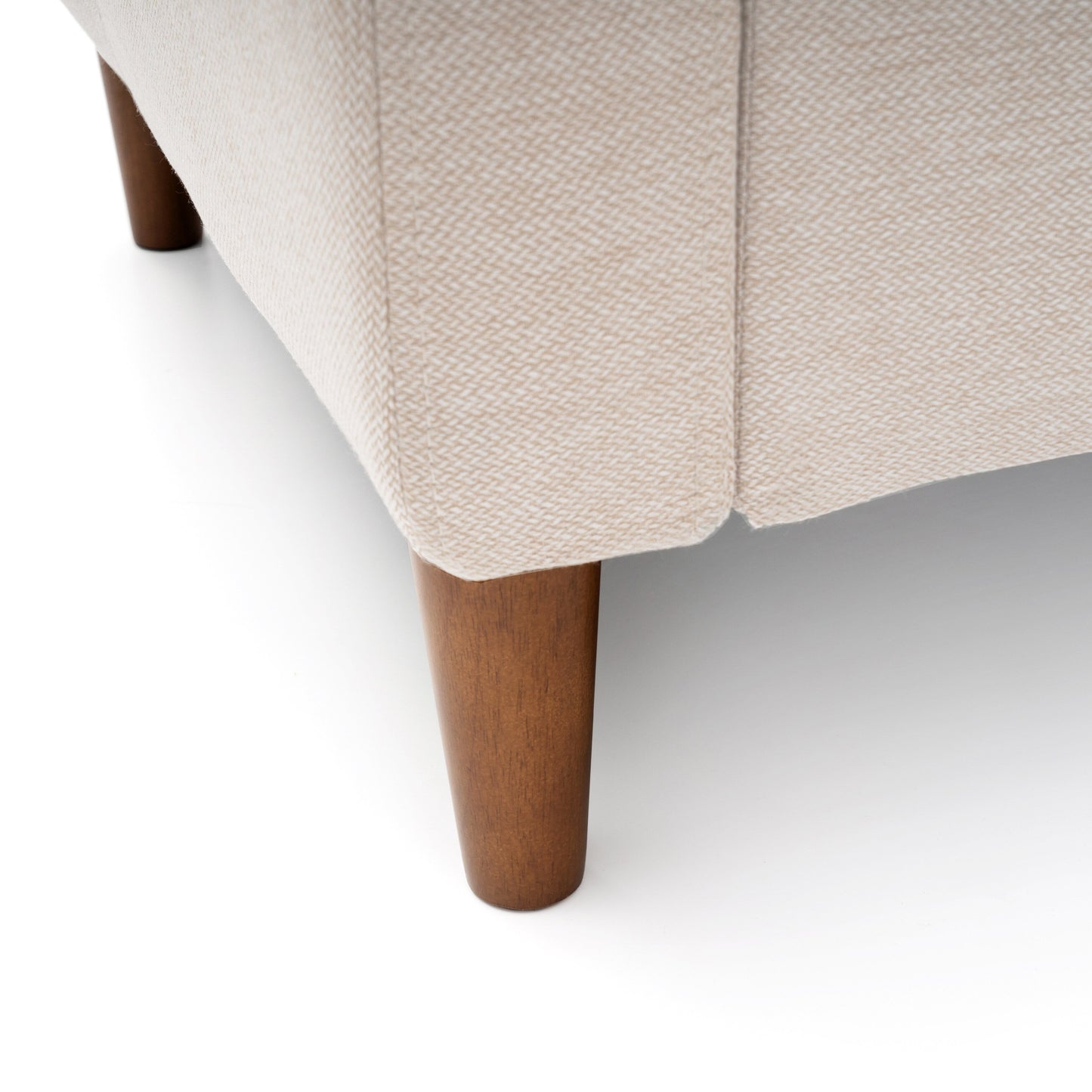 Canapé capitonné moderne en lin ADAIR avec poches d'accoudoirs par Crown Comfort