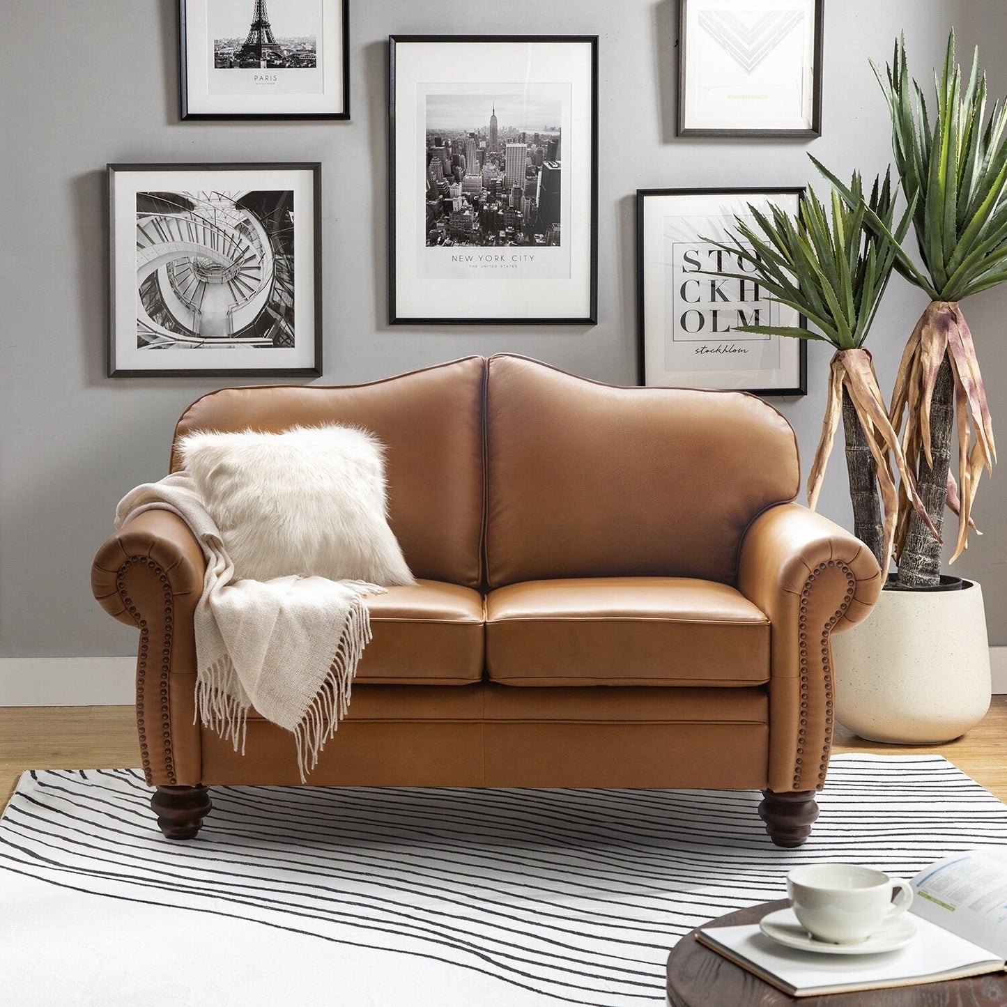 Canapé transitionnel Angel en cuir véritable avec dossier capitonné par HULALA HOME