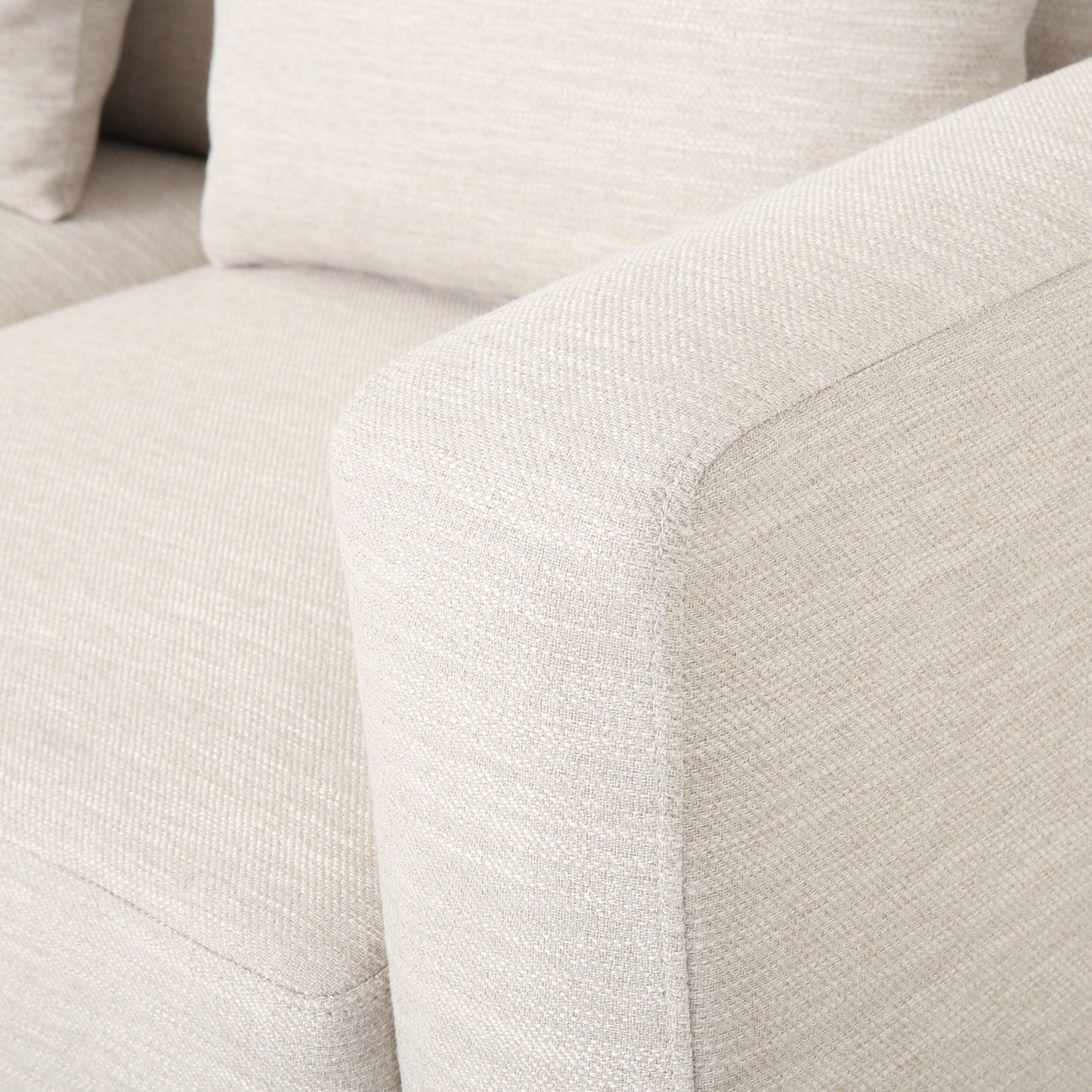 Canapé 3 places beige avec pieds en bois et coussins assortis