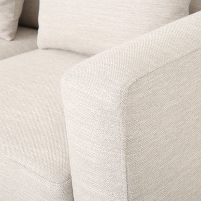 Canapé 3 places beige avec pieds en bois et coussins assortis