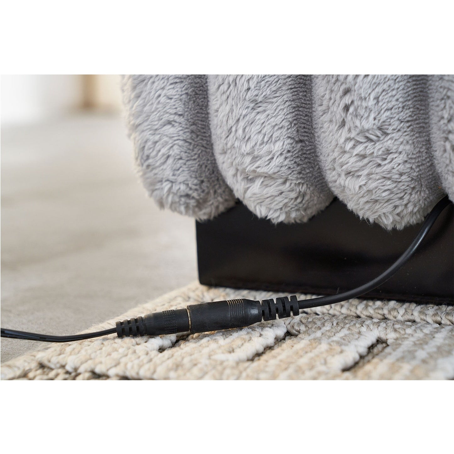 Canapé causeuse beige en velours côtelé 61,42 pouces avec accoudoirs carrés et pouf, haut-parleur Bluetooth, chargeur sans fil, ports USB et porte-gobelet