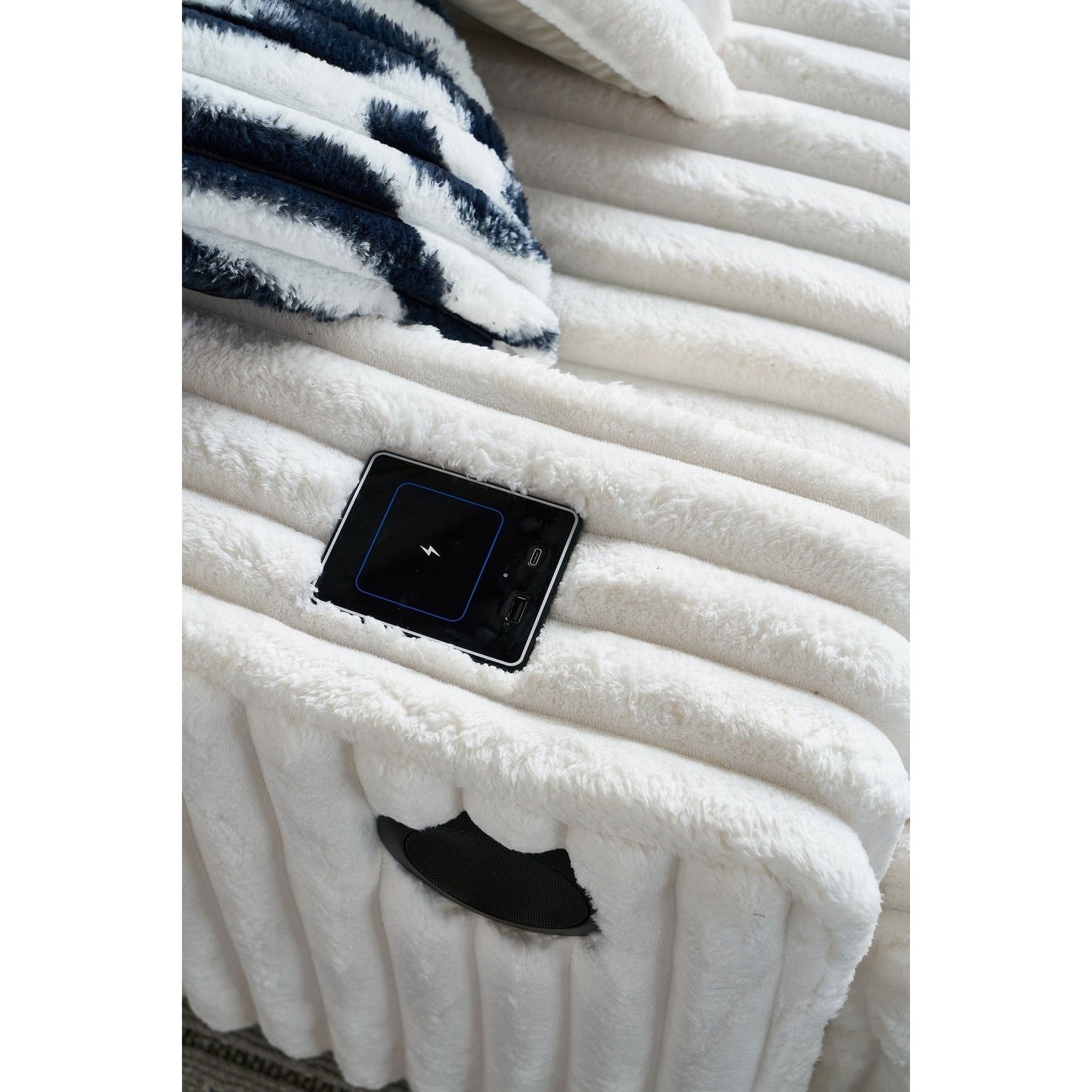 Canapé causeuse beige en velours côtelé 61,42 pouces avec accoudoirs carrés et pouf, haut-parleur Bluetooth, chargeur sans fil, ports USB et porte-gobelet