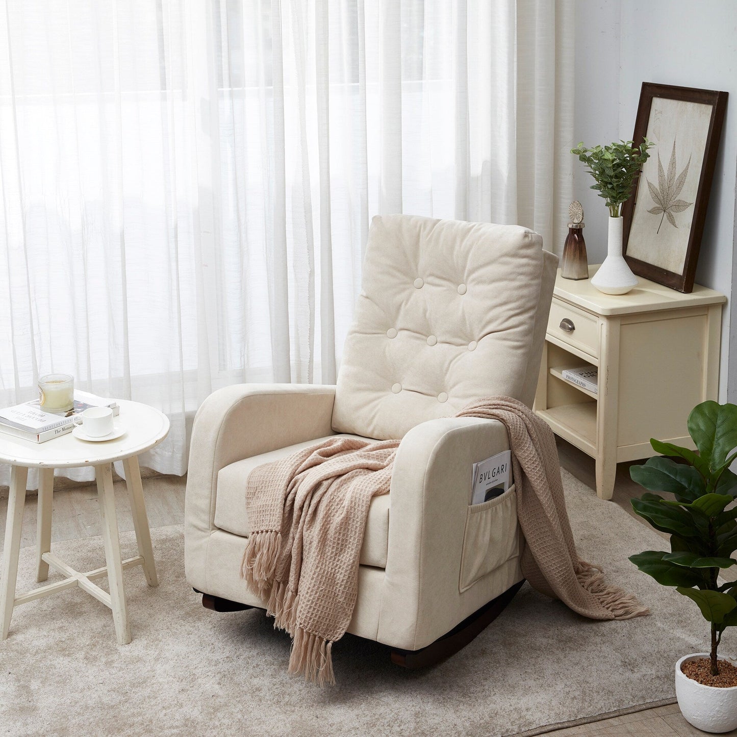 Fauteuil inclinable réglable beige avec pieds en bois massif, dossier haut et poches latérales de relaxation