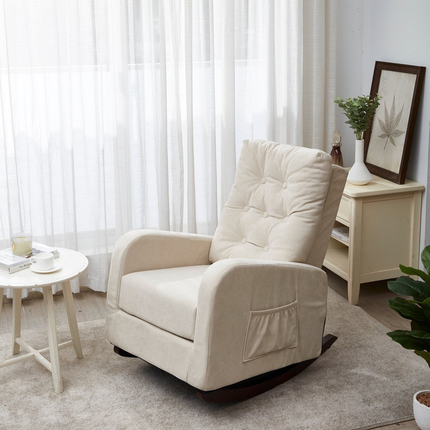 Fauteuil inclinable réglable beige avec pieds en bois massif, dossier haut et poches latérales de relaxation