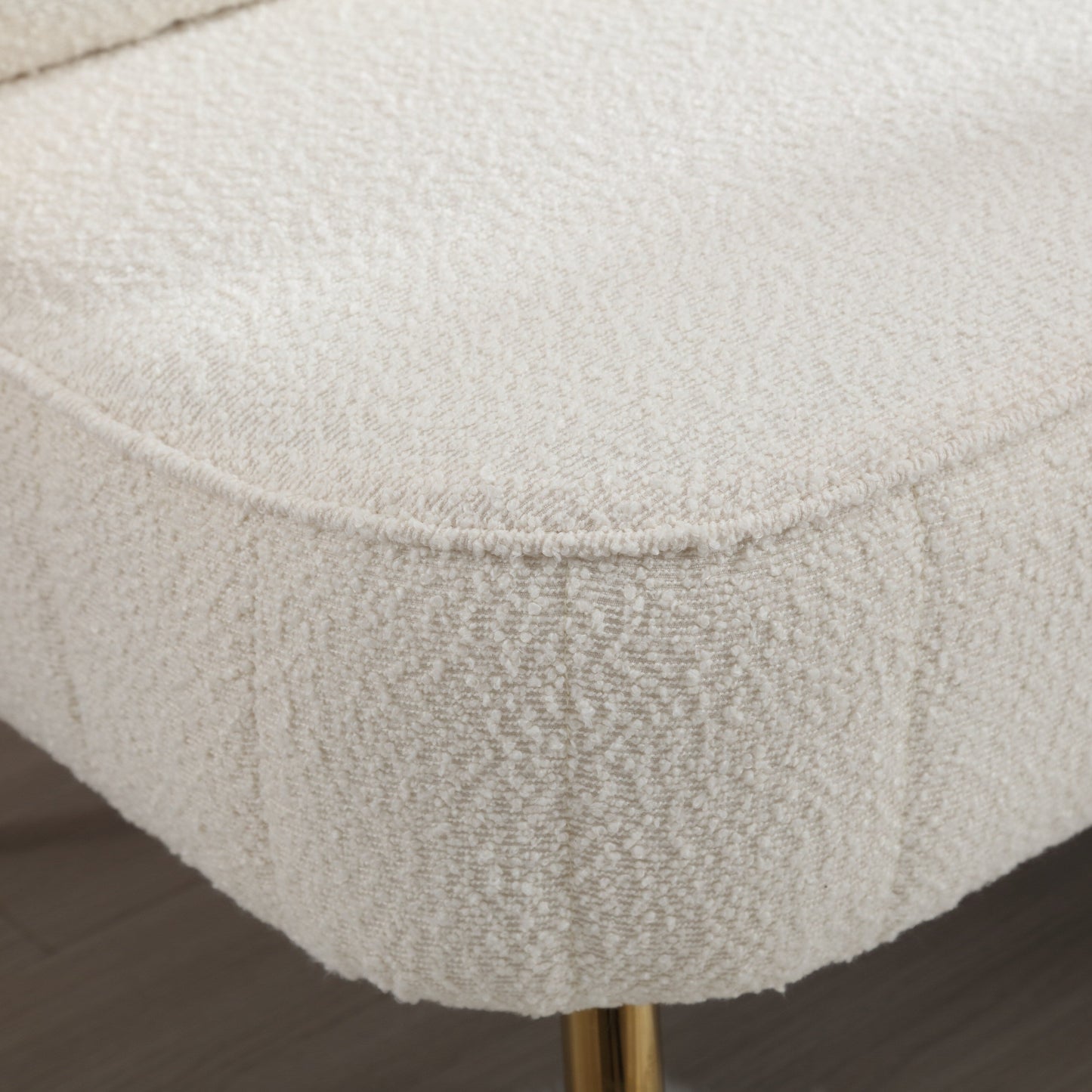 Canapé causeuse beige bouclé avec cadre en métal