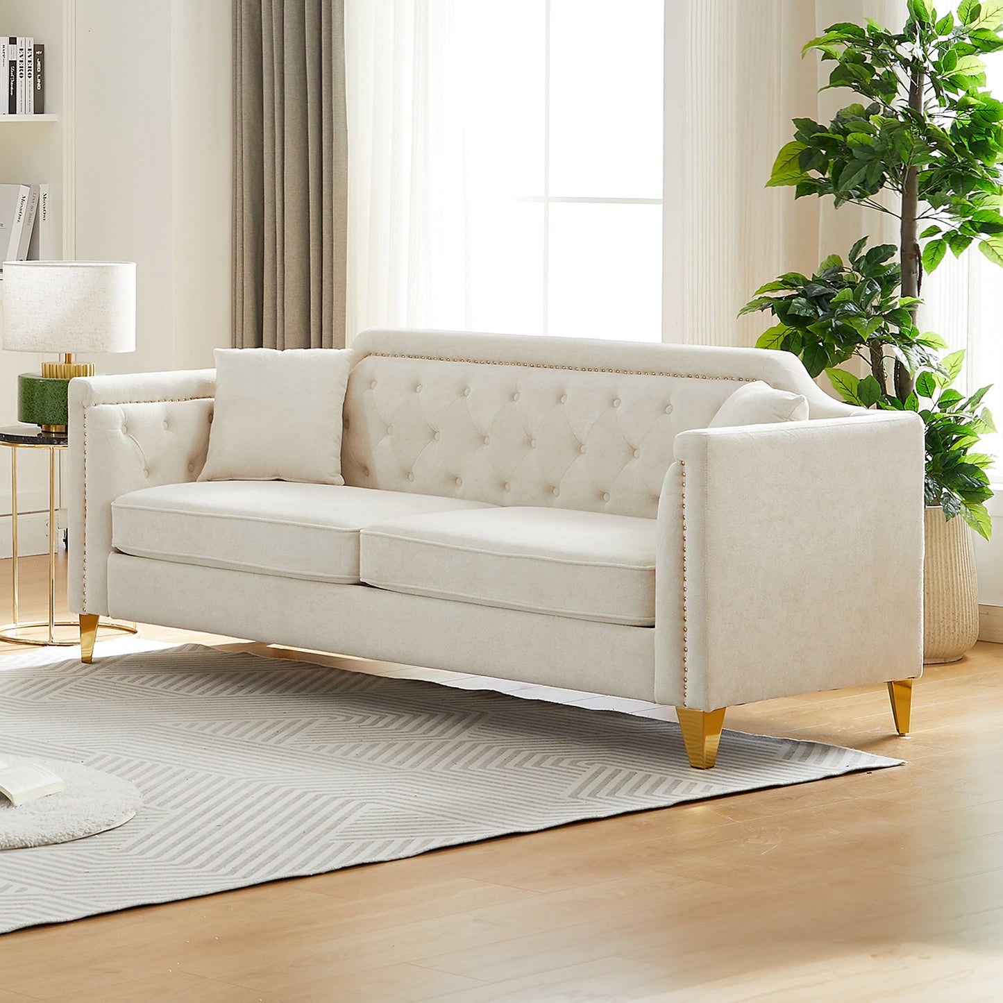 Canapé 3 places capitonné en chenille beige avec décoration cloutée en cuivre