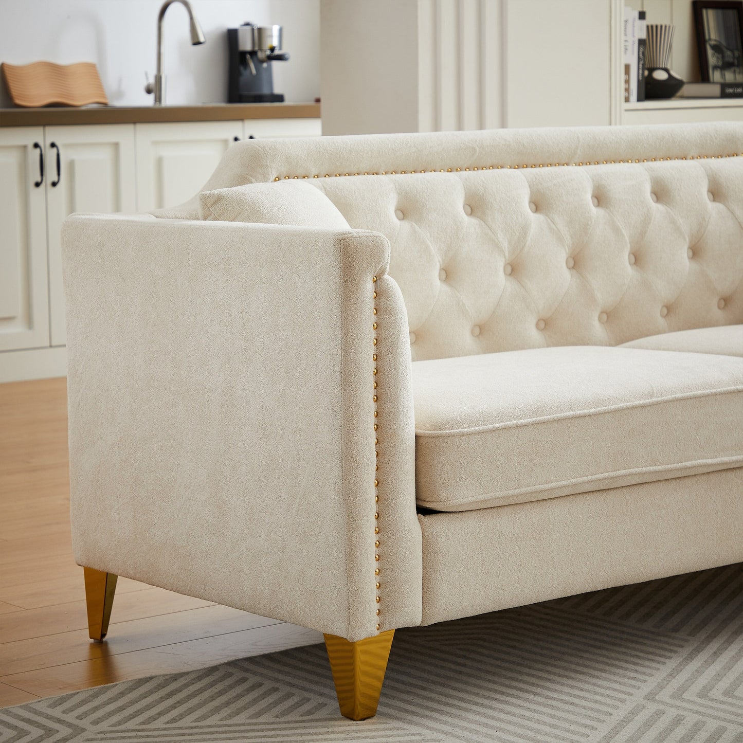 Canapé 3 places capitonné en chenille beige avec décoration cloutée en cuivre