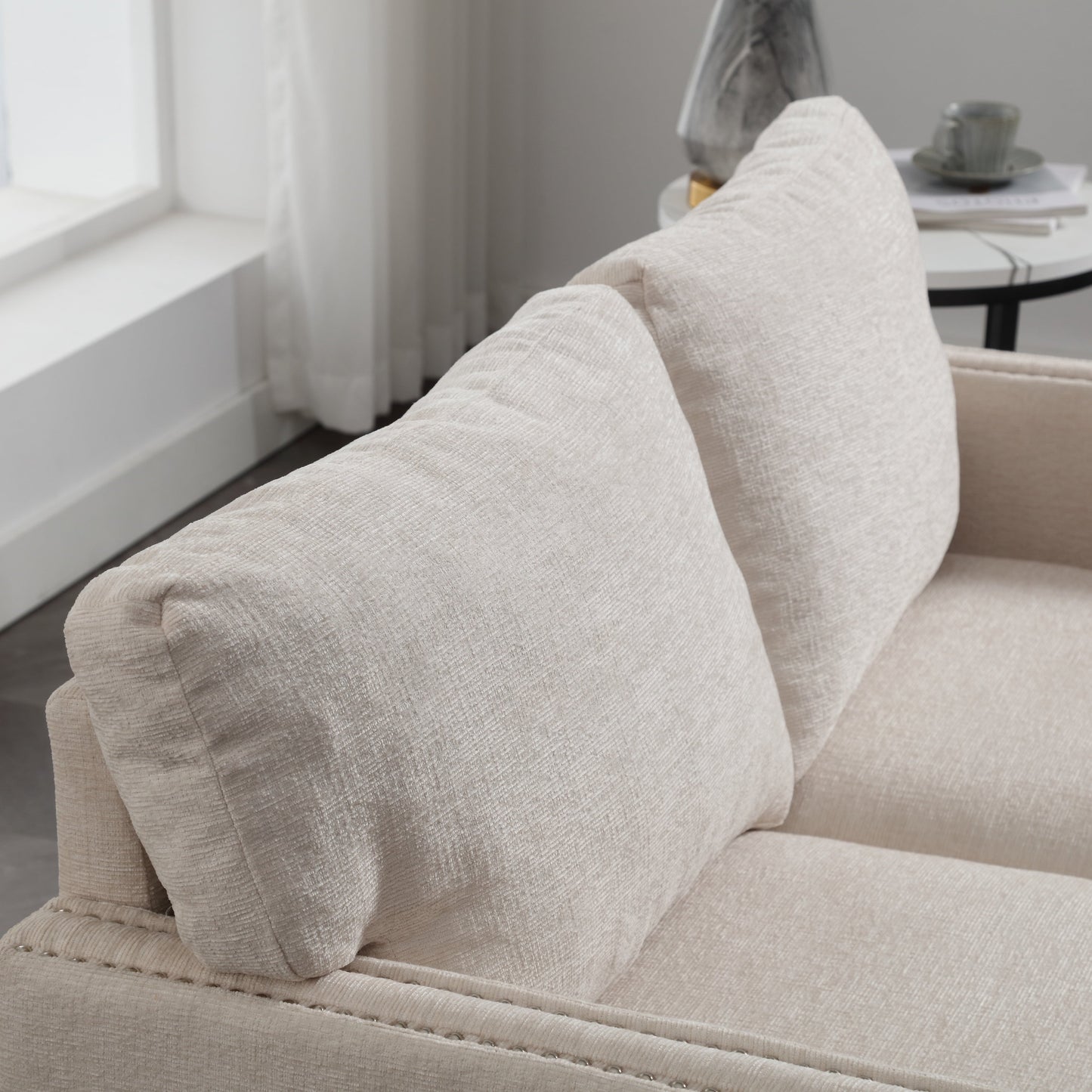 Canapé causeuse en chenille beige avec poche et clous décoratifs