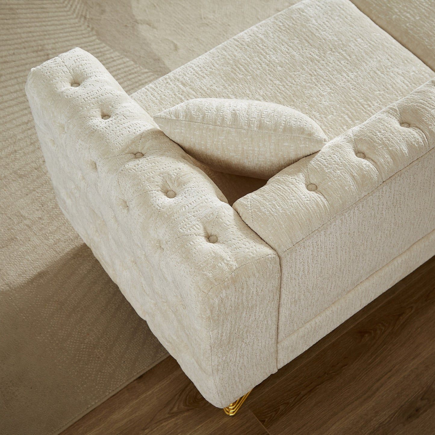 Canapé causeuse capitonné en chenille beige avec pieds en métal