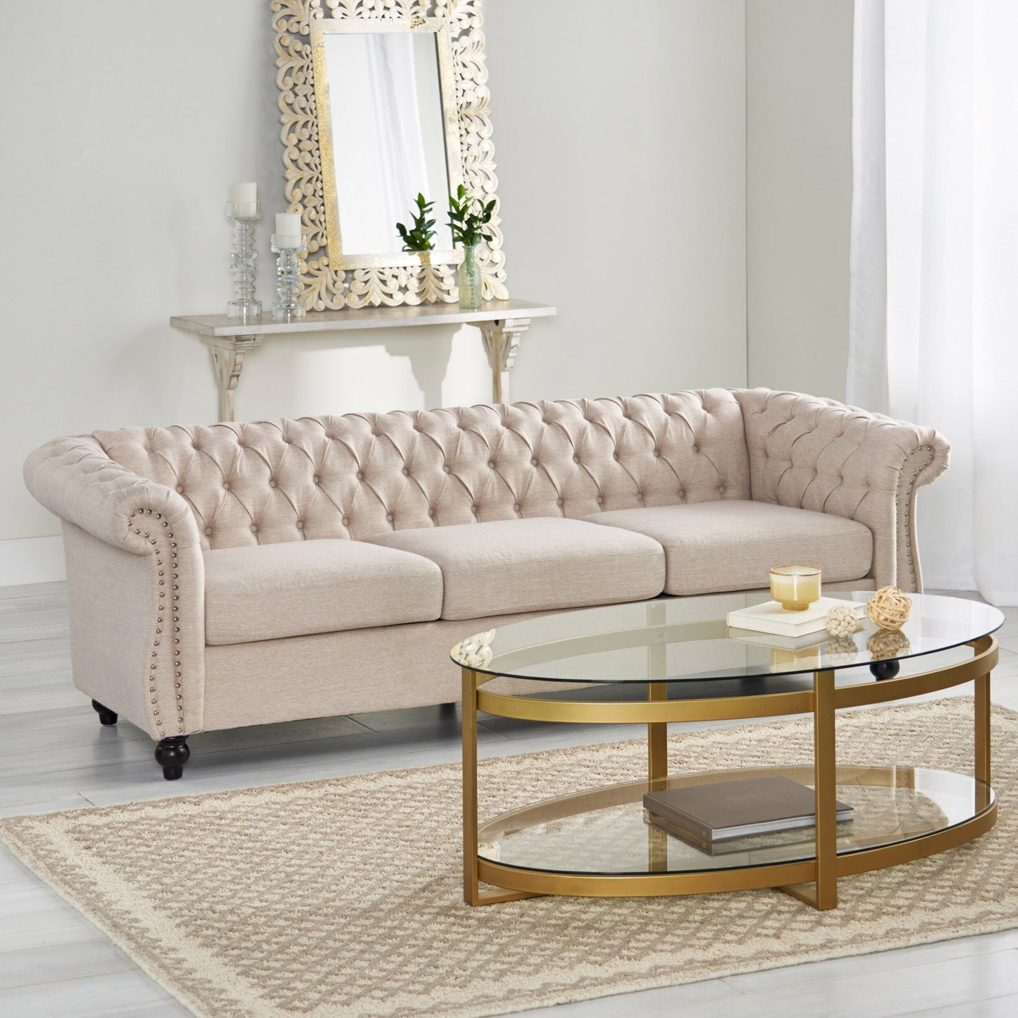 Canapé 3 places Chesterfield beige capitonné avec boutons et clous
