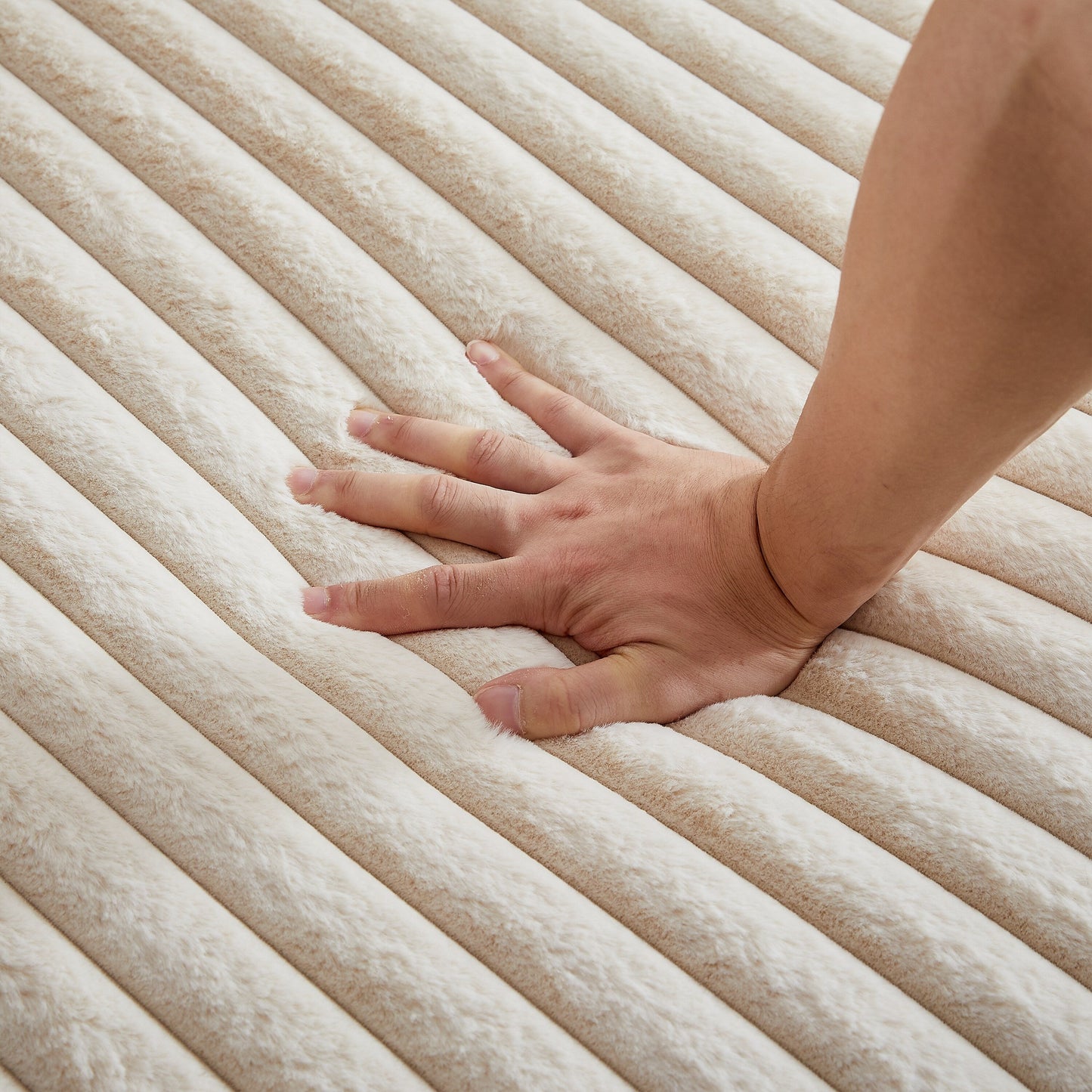 Fauteuil de salon en velours côtelé beige avec 2 coussins