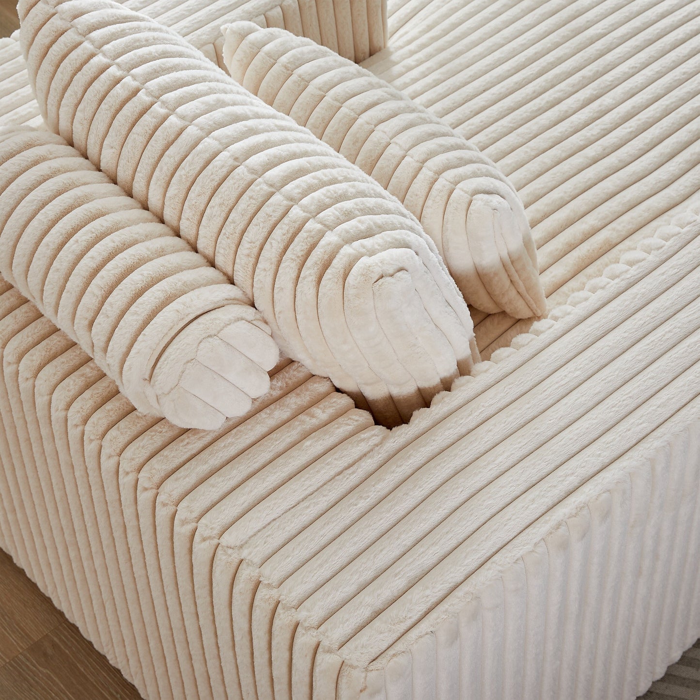 Fauteuil de salon en velours côtelé beige avec 2 coussins