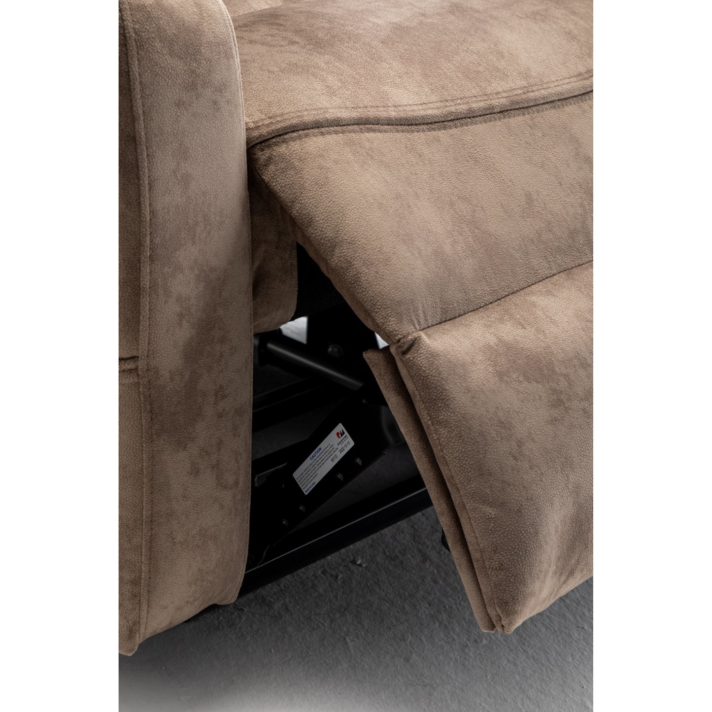 Fauteuil inclinable électrique beige pour seniors avec moteur OKIN, inclinaison complète à 180°, assise large et poches de rangement latérales.