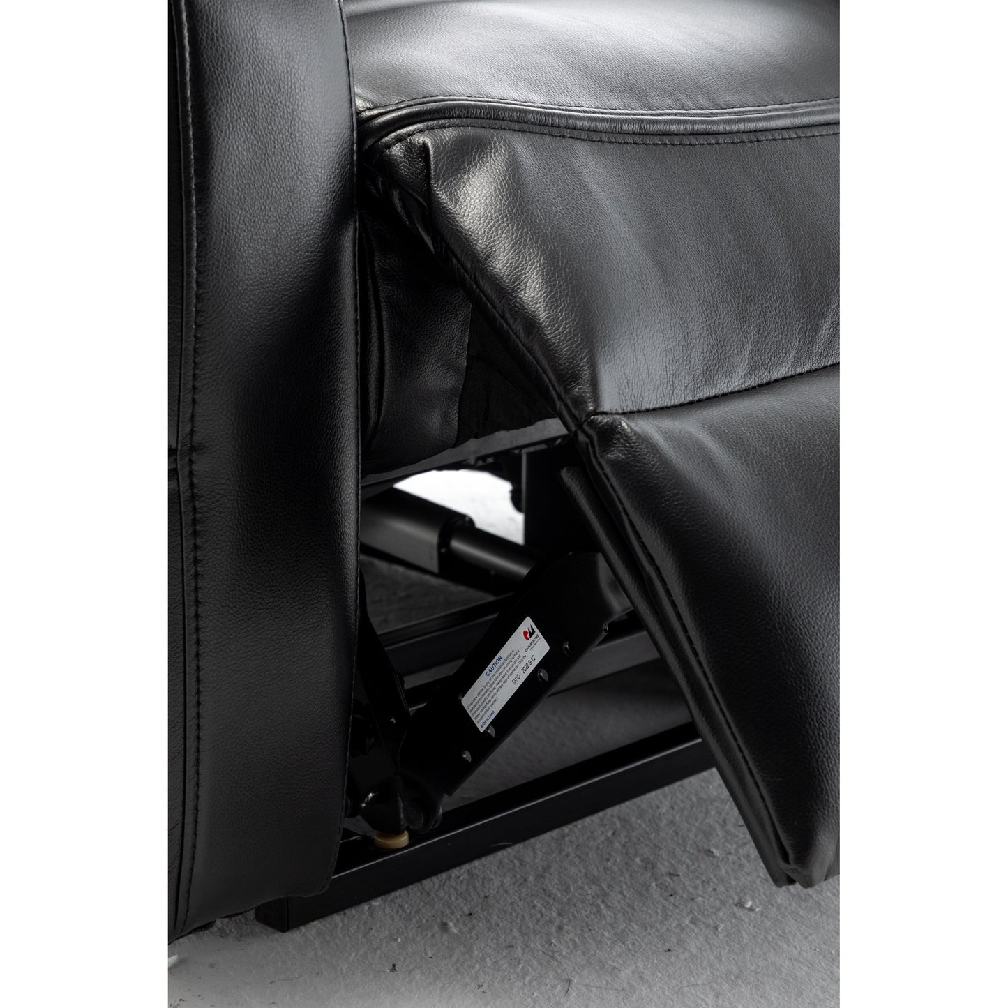 Fauteuil inclinable électrique beige pour seniors avec moteur OKIN, inclinaison complète à 180°, assise large et poches de rangement latérales.