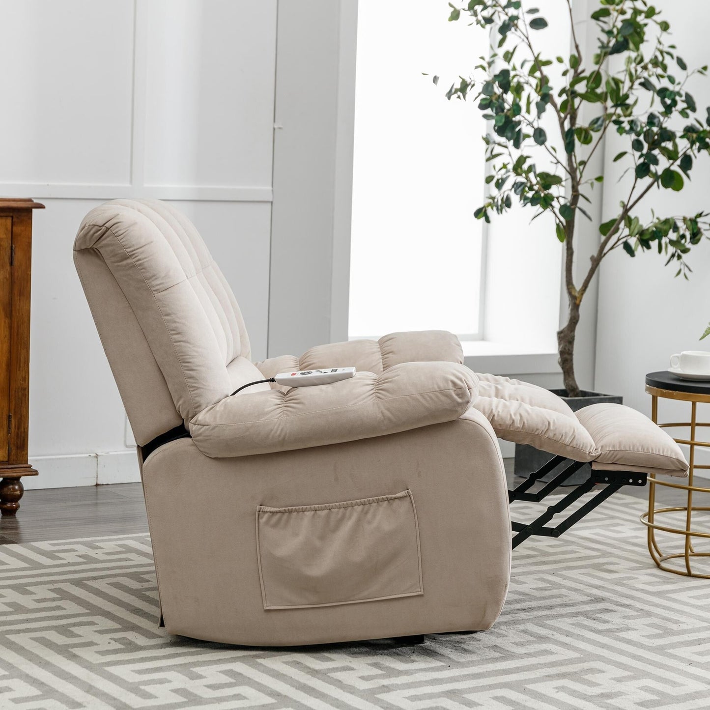 Fauteuil inclinable électrique beige avec chauffage, massage par vibrations et rangement latéral pour une expérience de salon relaxante