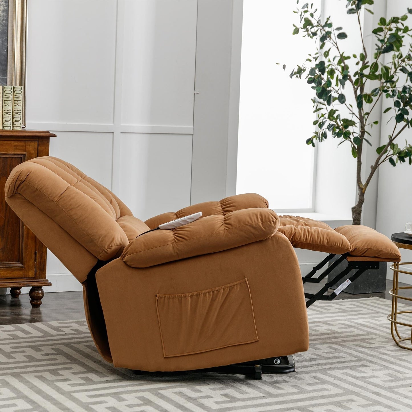 Fauteuil inclinable électrique beige avec chauffage, massage par vibrations et rangement latéral pour une expérience de salon relaxante