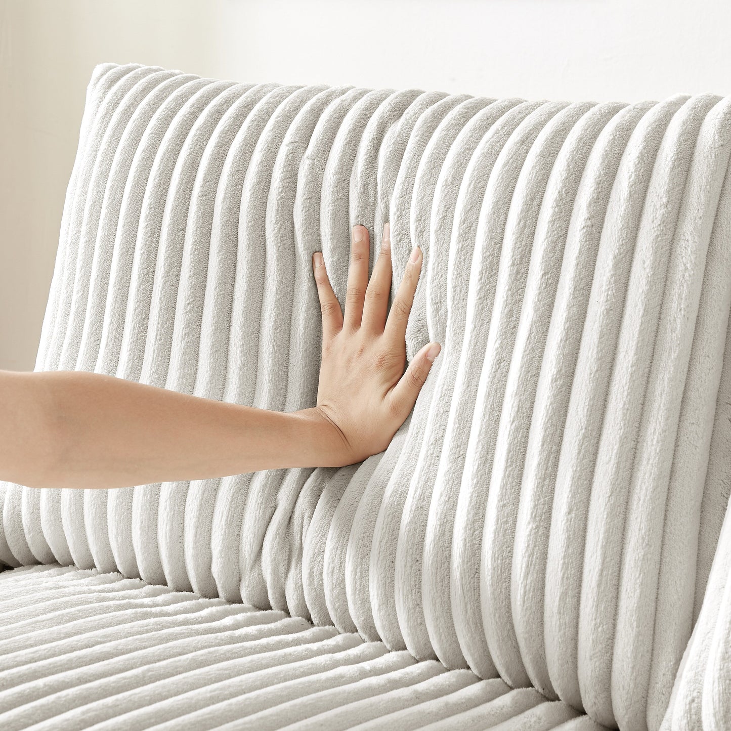 Canapé causeuse en tissu beige avec accoudoir de rangement et port USB