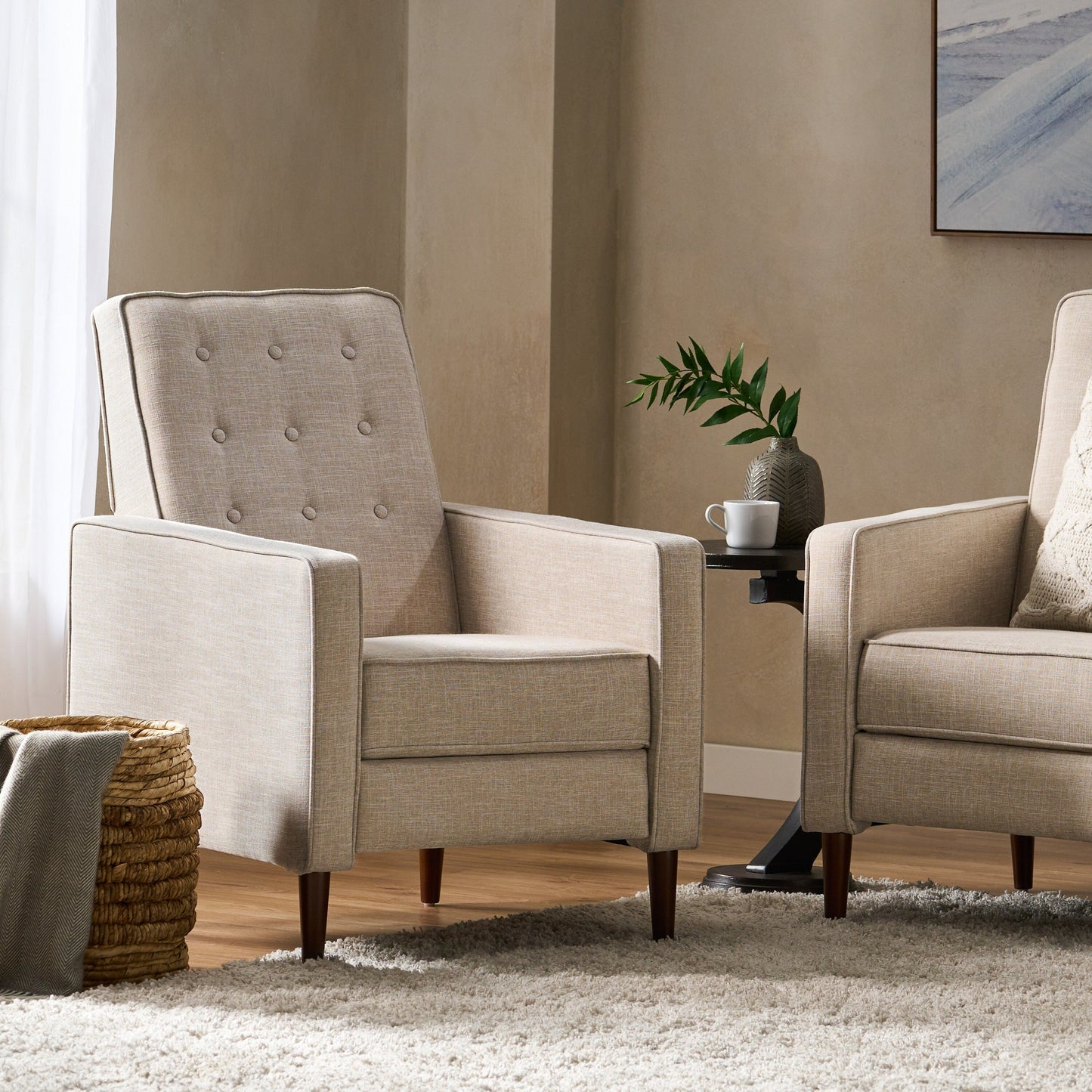 Fauteuil inclinable rembourré en tissu beige style milieu du siècle avec repose-pieds, dossier capitonné et pieds en hêtre