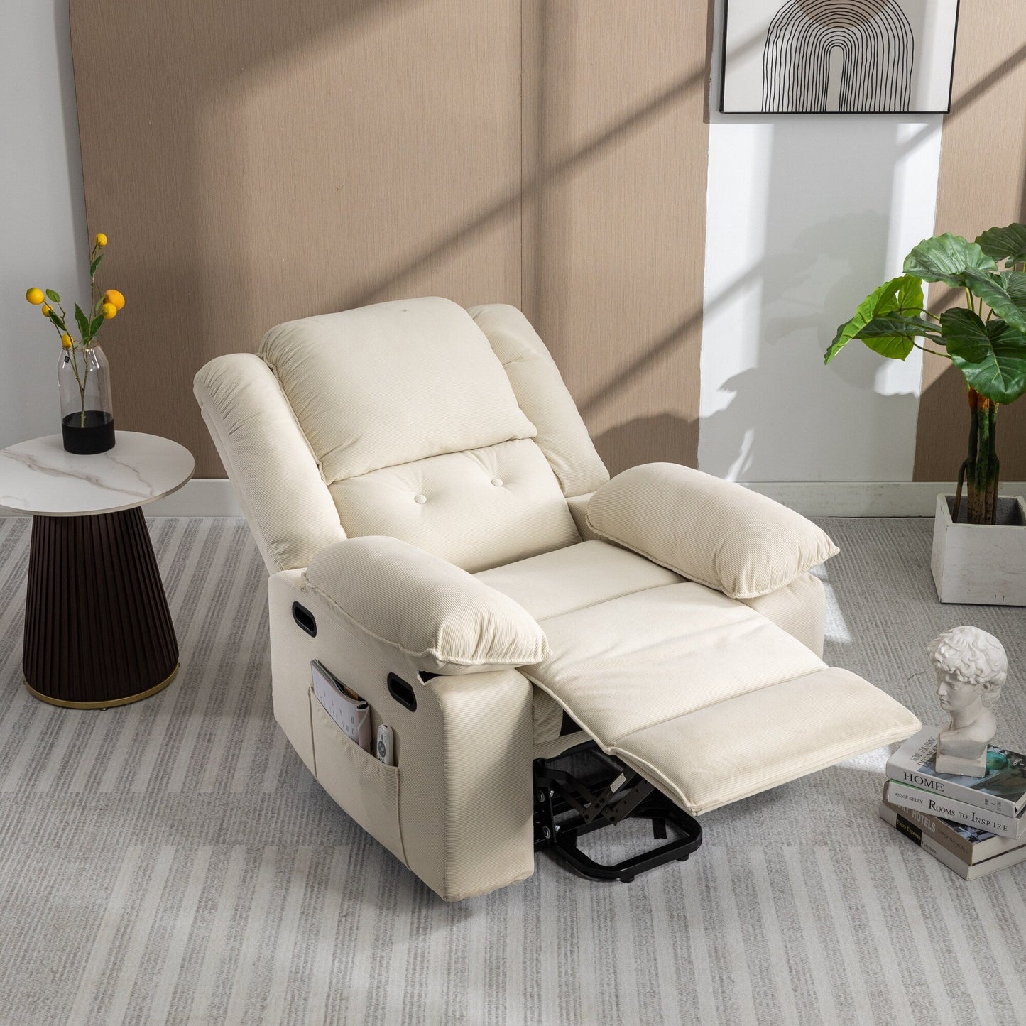 Fauteuil inclinable releveur beige avec massage chauffant, positions d'inclinaison infinies, poches latérales et accoudoirs rétractables pour plus de confort