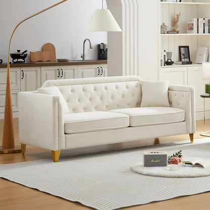 Canapé 3 places beige moderne en chenille de 61,5 pouces, capitonné avec boutons, accoudoirs décorés de clous cuivrés et 2 coussins pour le salon