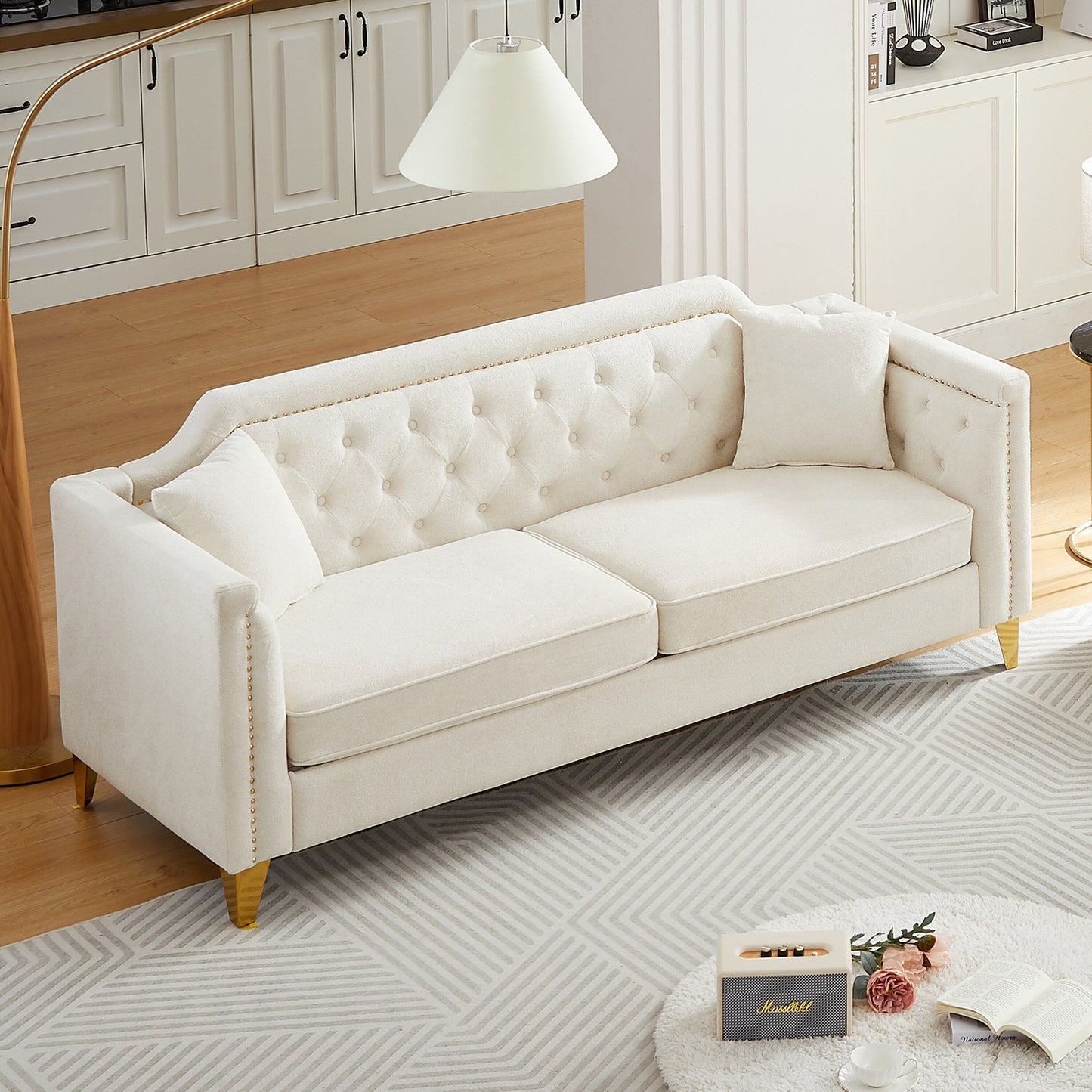 Canapé 3 places beige moderne en chenille de 61,5 pouces, capitonné avec boutons, accoudoirs décorés de clous cuivrés et 2 coussins pour le salon