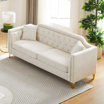 Canapé 3 places beige moderne en chenille de 61,5 pouces, capitonné avec boutons, accoudoirs décorés de clous cuivrés et 2 coussins pour le salon