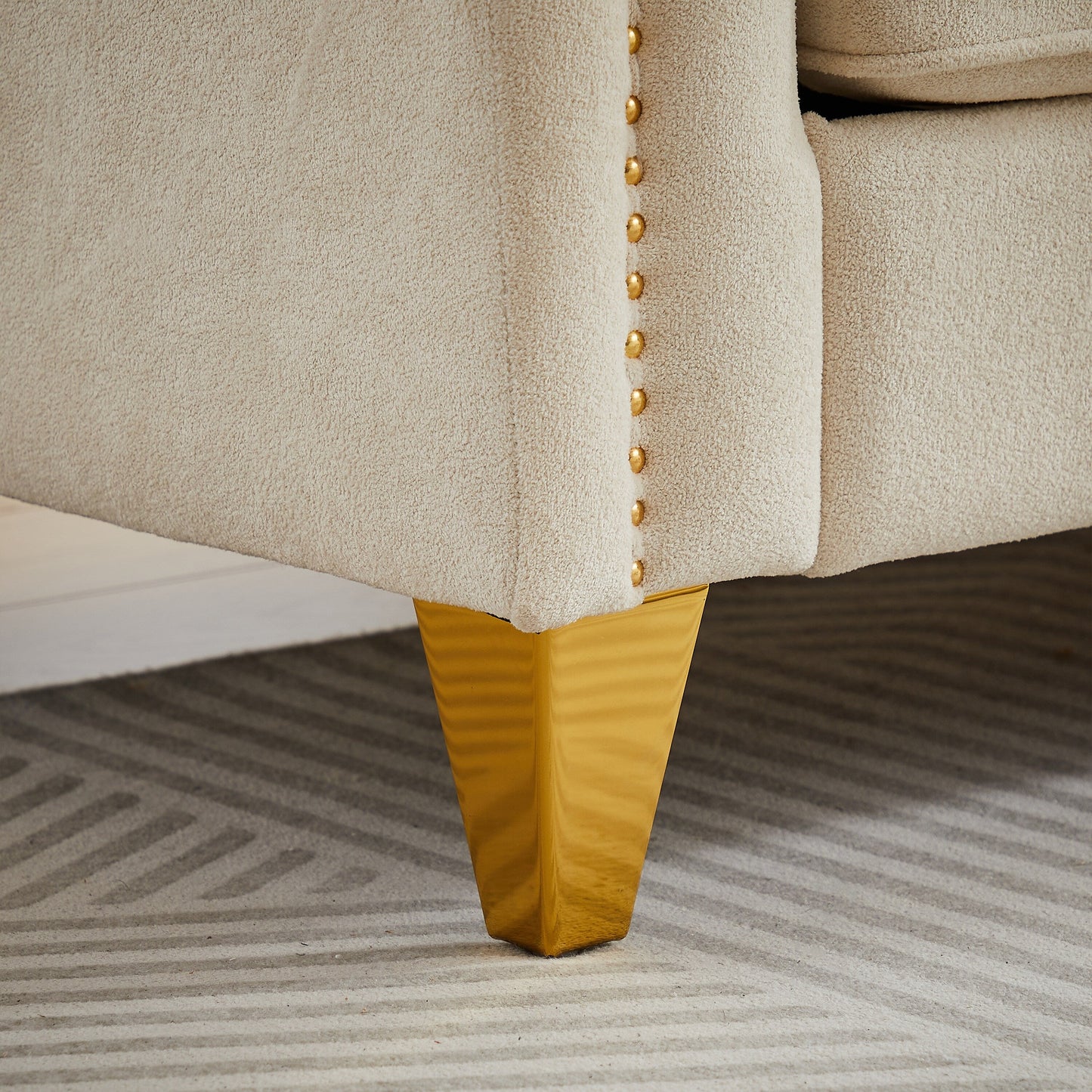 Canapé 3 places beige moderne en chenille de 61,5 pouces, capitonné avec boutons, accoudoirs décorés de clous cuivrés et 2 coussins pour le salon