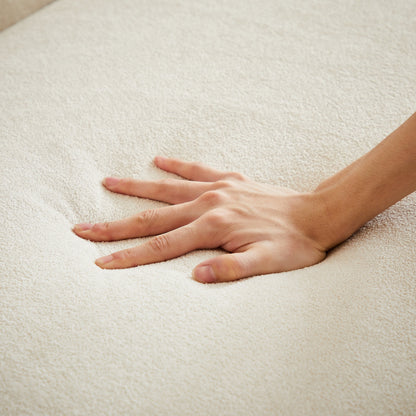 Canapé 3 places beige moderne en chenille de 61,5 pouces, capitonné avec boutons, accoudoirs décorés de clous cuivrés et 2 coussins pour le salon