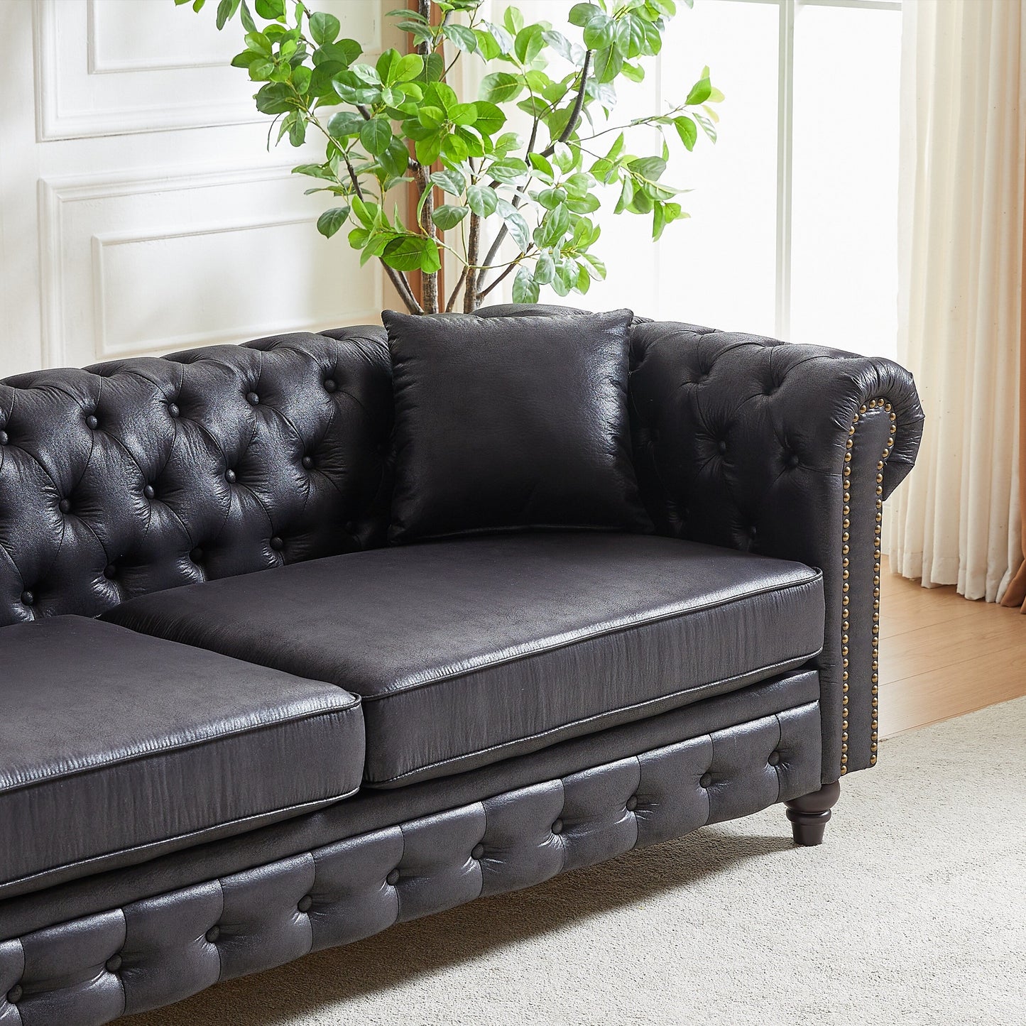 Canapé Chesterfield 3 places en tissu technique noir 85,5 avec accoudoirs roulés et 2 coussins pour le salon