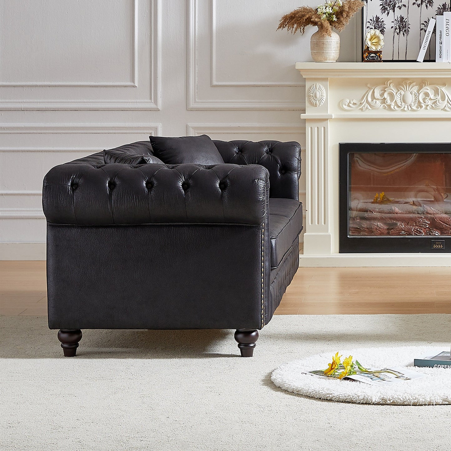 Canapé Chesterfield 3 places en tissu technique noir 85,5 avec accoudoirs roulés et 2 coussins pour le salon