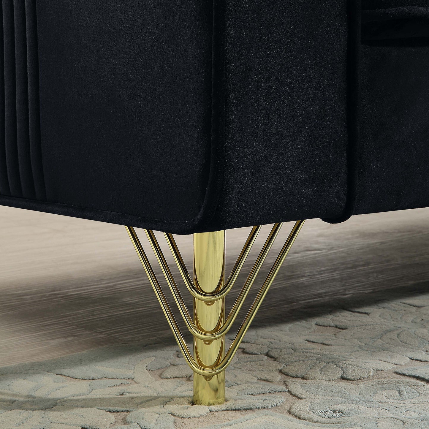 Canapé 3 places en velours noir 86.61 avec coussins et pieds en métal finition dorée pour le salon