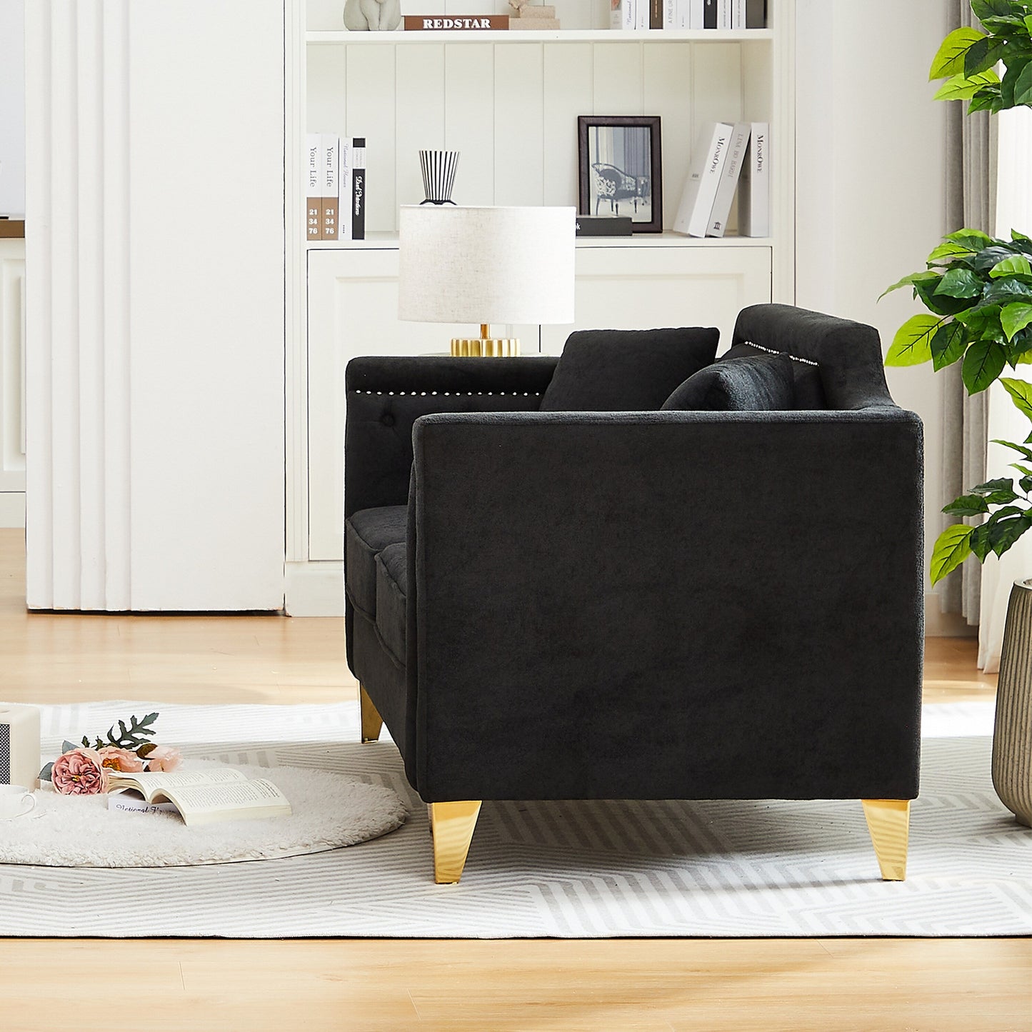 Canapé capitonné 3 places en chenille noire avec décoration cloutée en cuivre