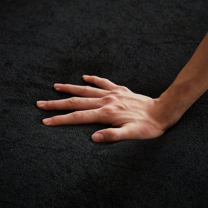 Canapé capitonné 3 places en chenille noire avec décoration cloutée en cuivre