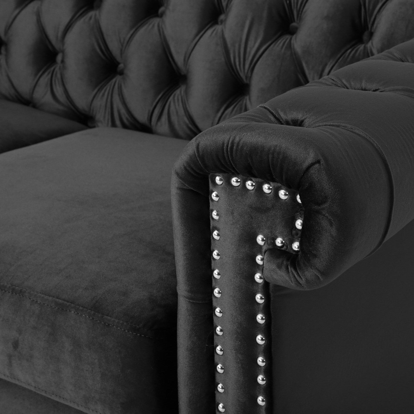 Canapé Chesterfield noir capitonné à 61 boutons avec têtes de clous et pieds en bois pour le salon