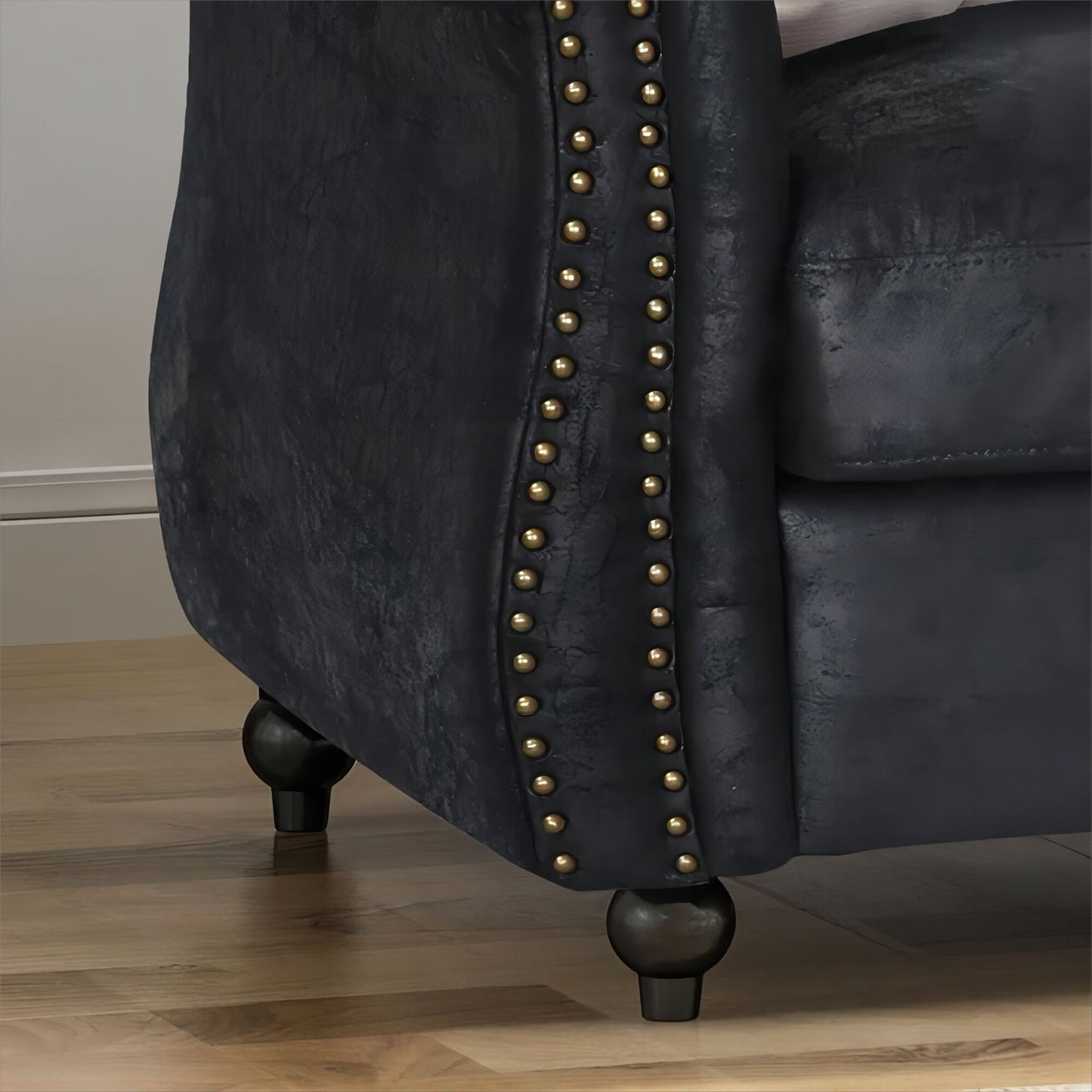 Canapé Chesterfield noir 3 places capitonné avec boutons 84,75, clous et pieds en bois pour le salon