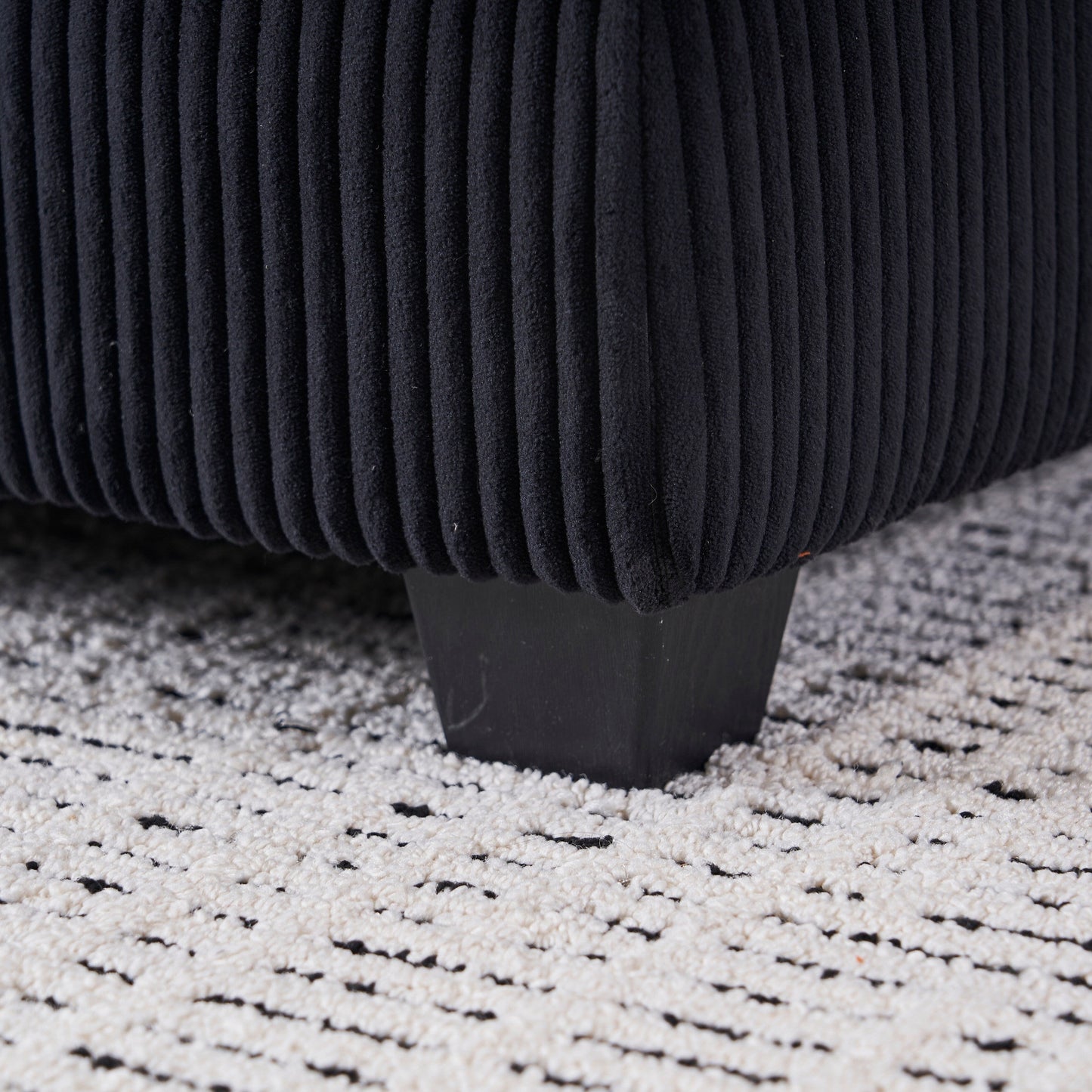 Canapé simple profond en velours côtelé noir avec pouf