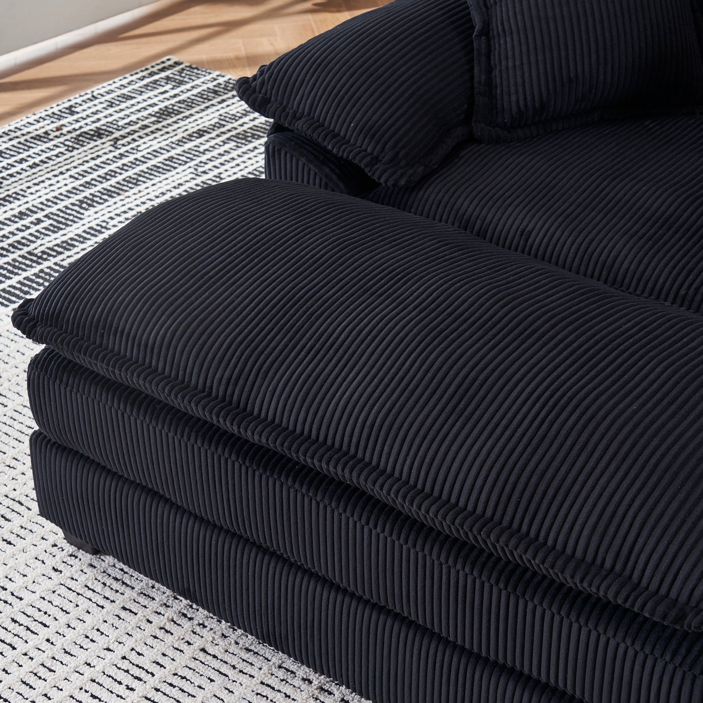 Canapé simple profond en velours côtelé noir avec pouf
