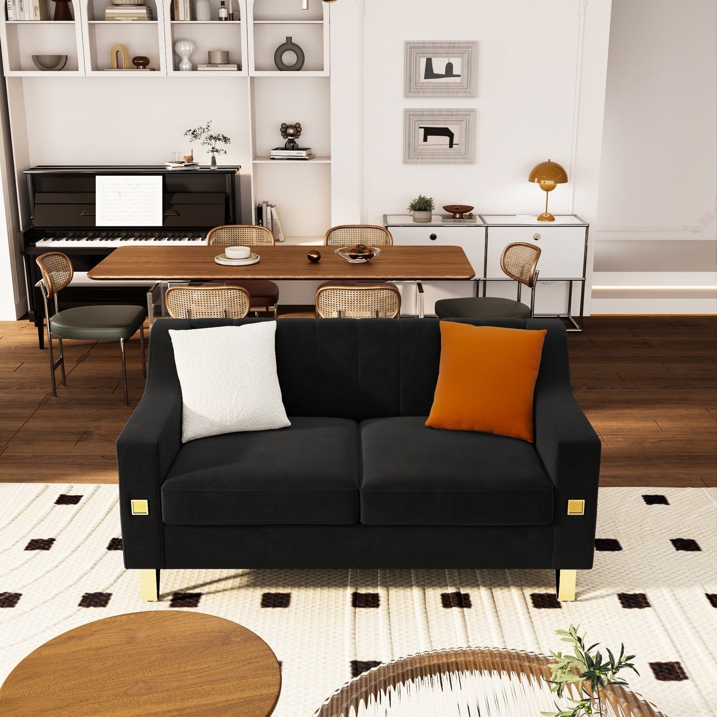 Canapé causeuse moderne en velours noir avec touches dorées et coussins moelleux pour le salon