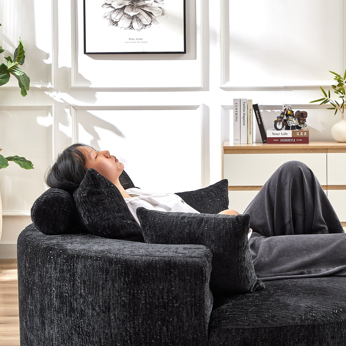 Canapé-lit simple rond en chenille noire avec coussin de dossier