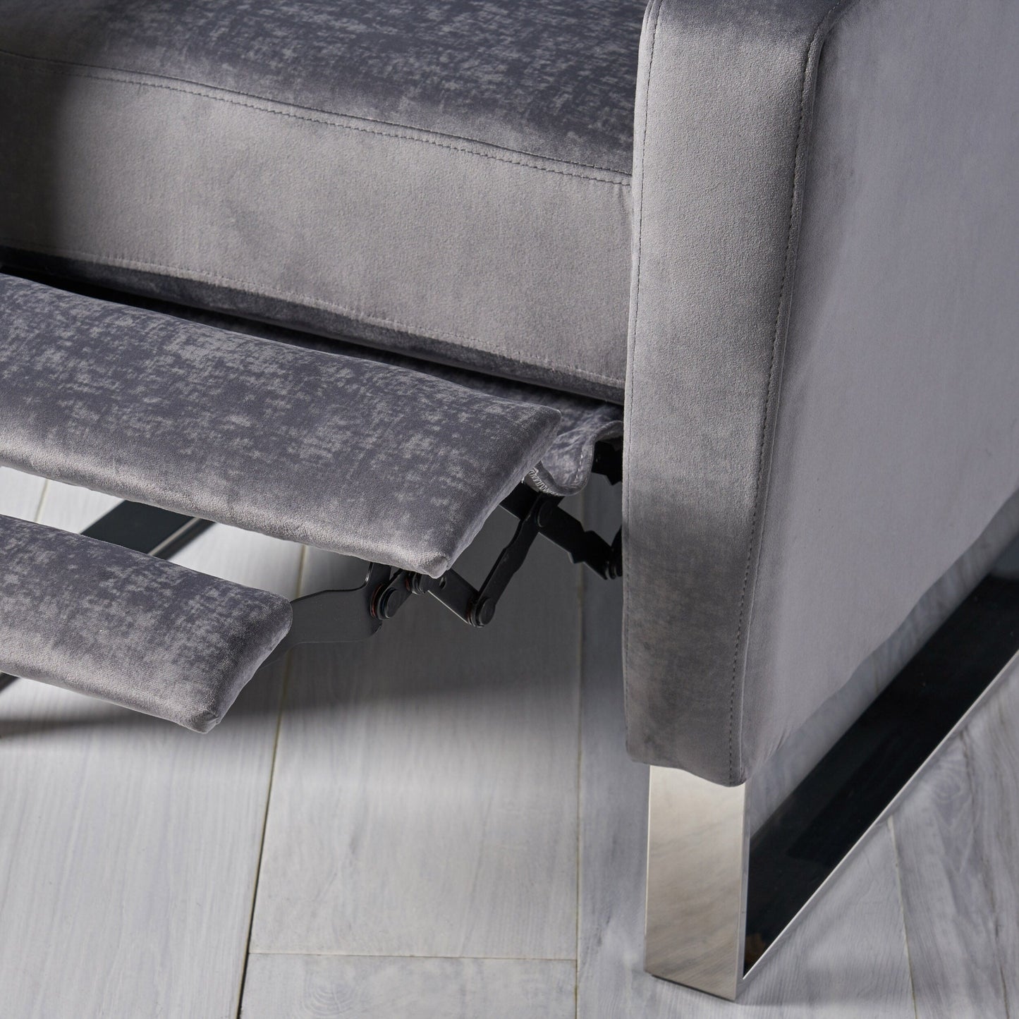 Fauteuil inclinable Brightwood à dossier haut et pieds en acier inoxydable par Christopher Knight Home